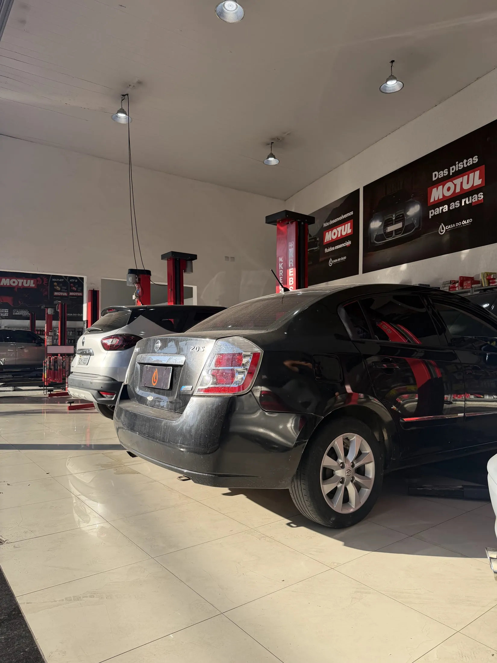 Carros em atendimento nos boxes da Casa do Óleo